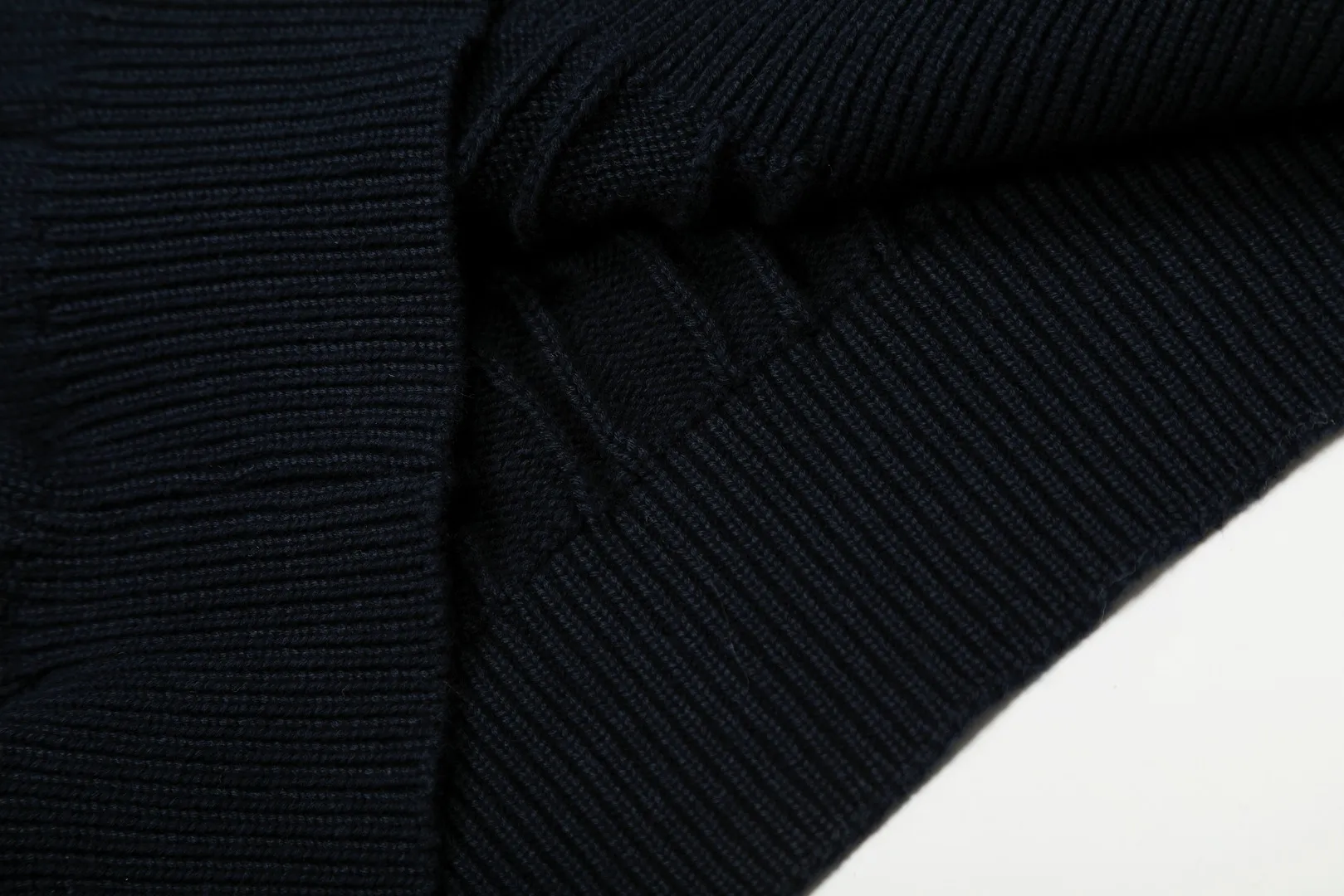 P250 Top quality" Style number: DS862# (not off the shelves all year round) [Ralph Lauren autumn and winter solid color pony embroidery logo knitted POLO lapel sweater] ✅Ralph Lauren Ralph Lauren classic basic lapel POLO same style knitted autumn and winter sweater for men and women ✅Main supplier platform live broadcast Wholesale entity Replenish when out of stock Not off the shelf ✅ZP quality 1:1 version Scan the code to enter the GF website Counter quality ✅Details and quality The only one in Guangzhou Imported high-quality cotton yarn, focusing on high-end, cost-effective, good quality needless to say ✅The version is restored to the original order, the maximum size can be worn up to 190 pounds, loose, comfortable and stress-free ✅The upper body is simple and easy to match, a must-have for men ootd, good-looking clothes are never picky, a must-have recommendation for couples' wardrobes Size: S-XL Color: Black White Gray Khaki Navy Blue White Label Navy Blue Red Label